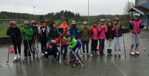 5-6 klasse  i regnvær og  med ski på beina.