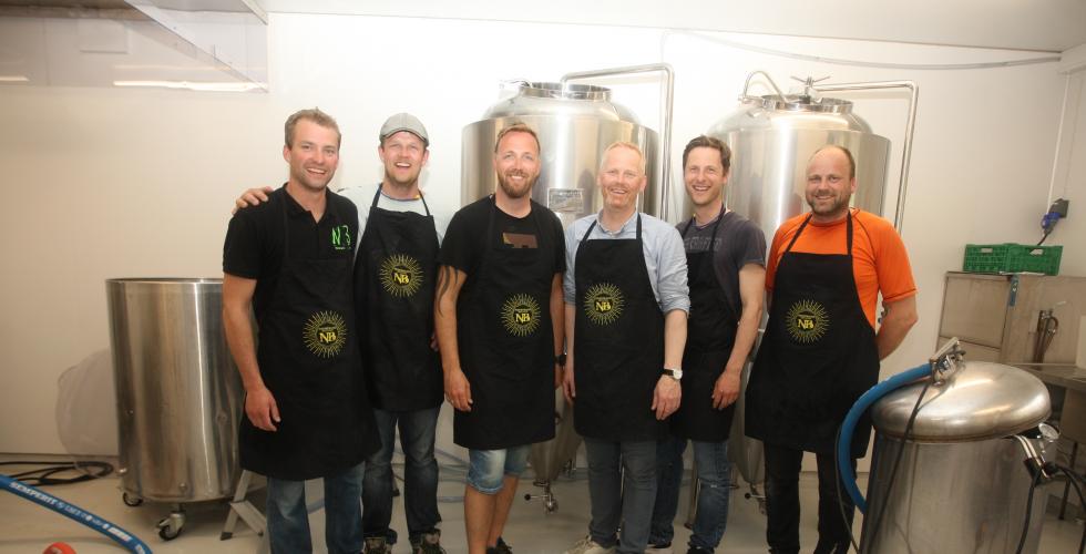 Er du berre «pitte litt» interessert i øl så har du nok fått med deg bryggjeriplanane i Hinderåvåg. Om kort tid opnar dei for fritt sal i butikk. Er du berre «pitte litt» interessert i øl så har du nok fått med deg bryggjeriplanane i Hinderåvåg. Om kort tid opnar dei for fritt sal i butikk.