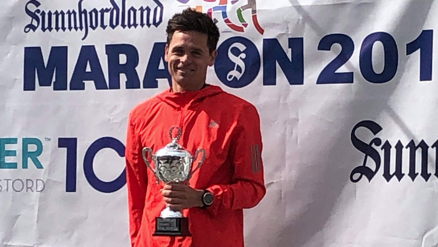 Thomas Finshus rykket i en motbakke og vant Sunnhordland halvmaraton. Han satte også ny løyperekord. Thomas Finshus rykket i en motbakke og vant Sunnhordland halvmaraton. Han satte også ny løyperekord.