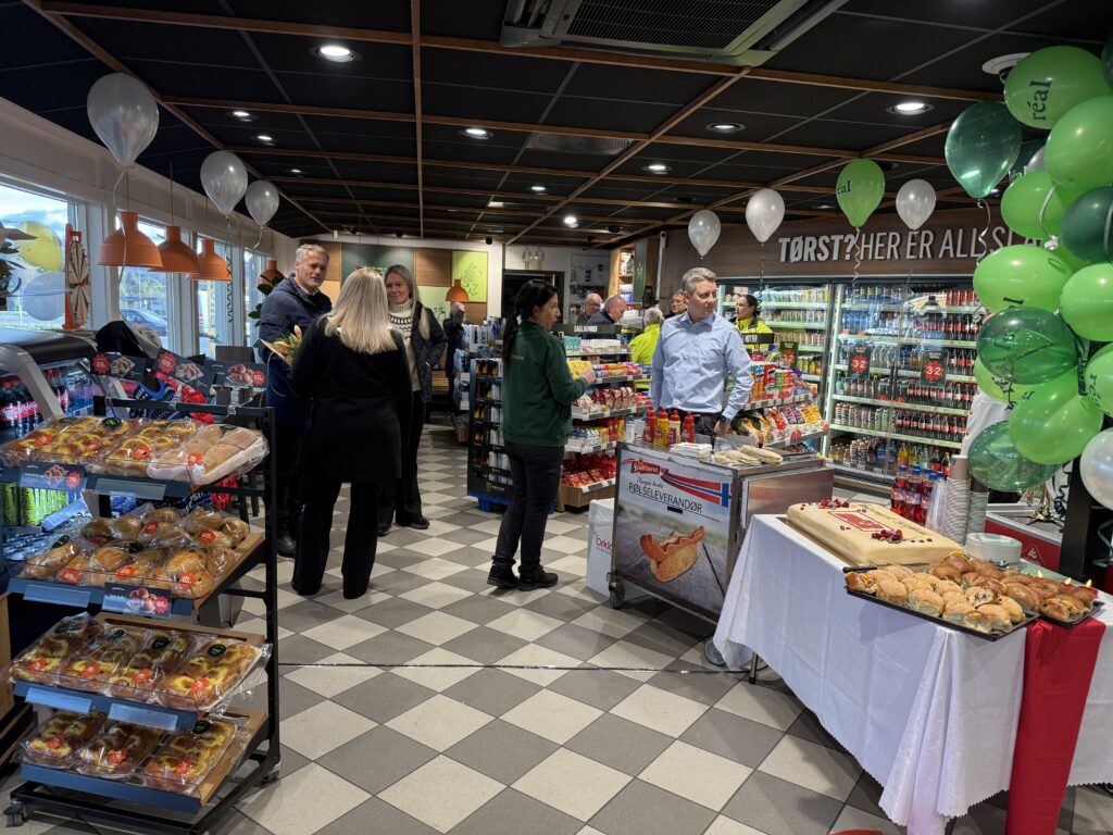 Lokalet var pyntet for anledningen. Kunder og gjester fikk gratis pølser, kaffe og kake.