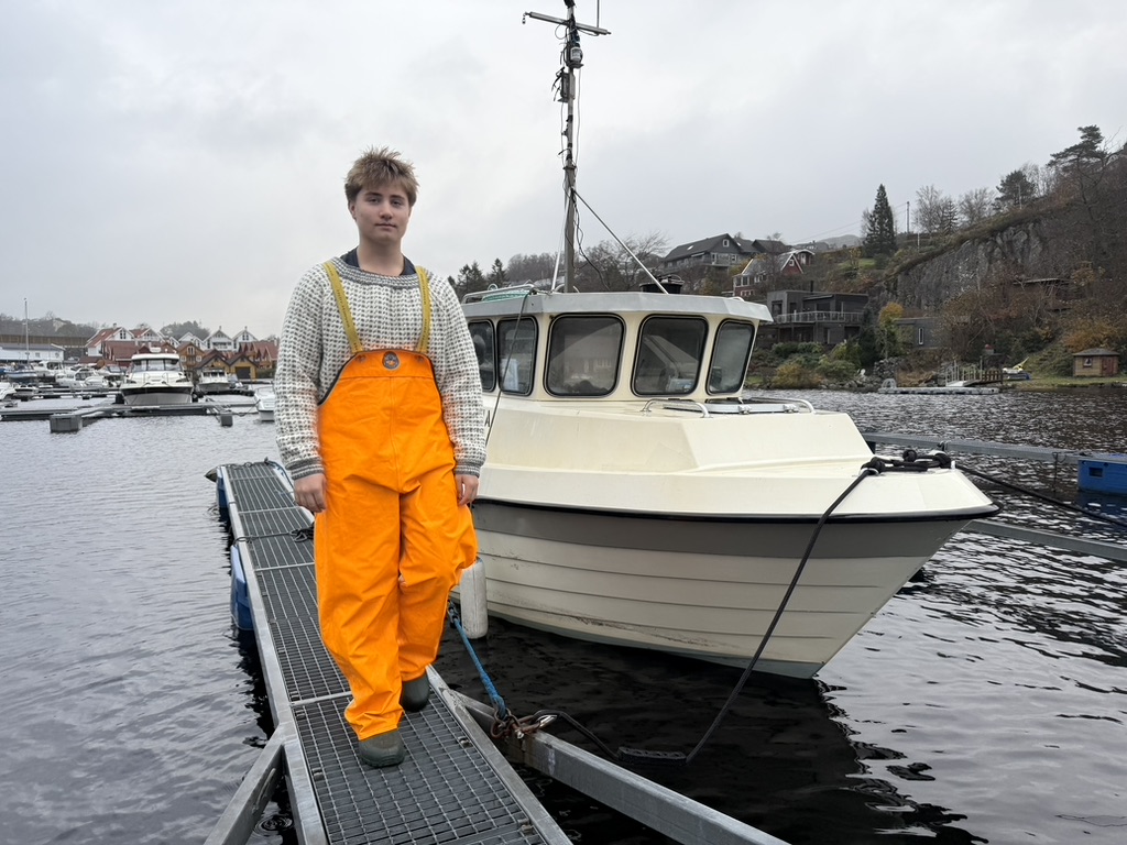 Når Hans Magnus (15) er ferdig med skoleuken på torsdagene, drar han og faren gjerne ut til sjøs med båten «Stina». Fra brygga i Førre selger han unna fisk og krabber som han høster inn.
